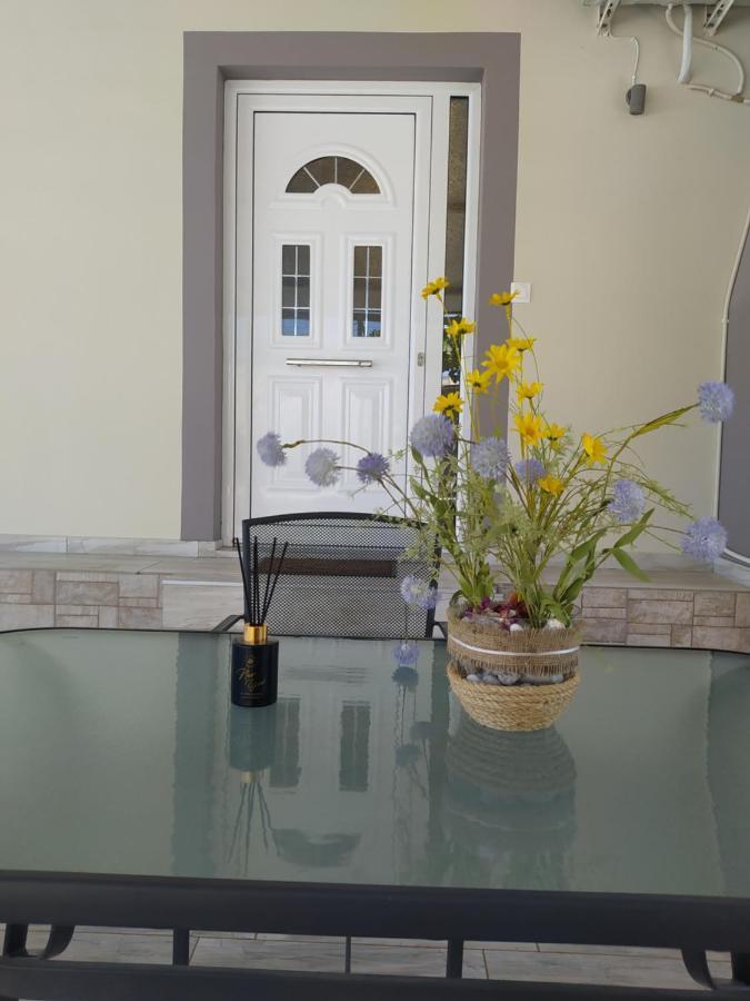 Just Constructed! Vila Gastouni Exterior foto